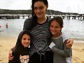 Phoebe Tonkin con unas fans de H2O en Australia