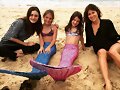 Phoebe Tonkin con unas fans de H2O en Australia