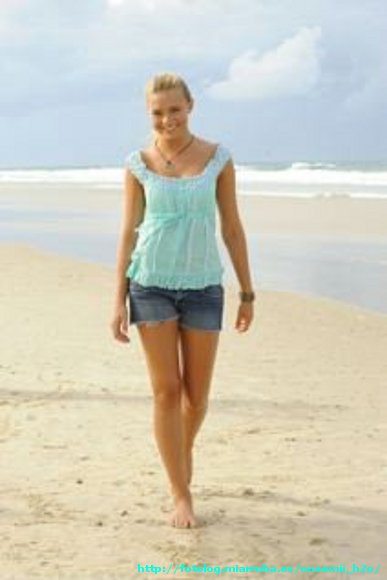 Bella Hartley en la playa