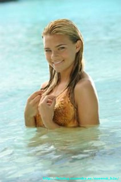 Bella Hartley en el agua