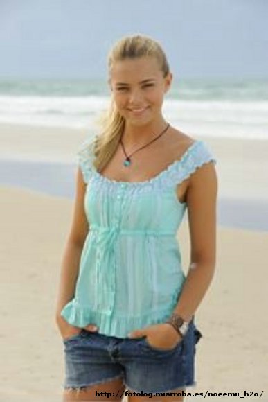 Bella Hartley en la playa