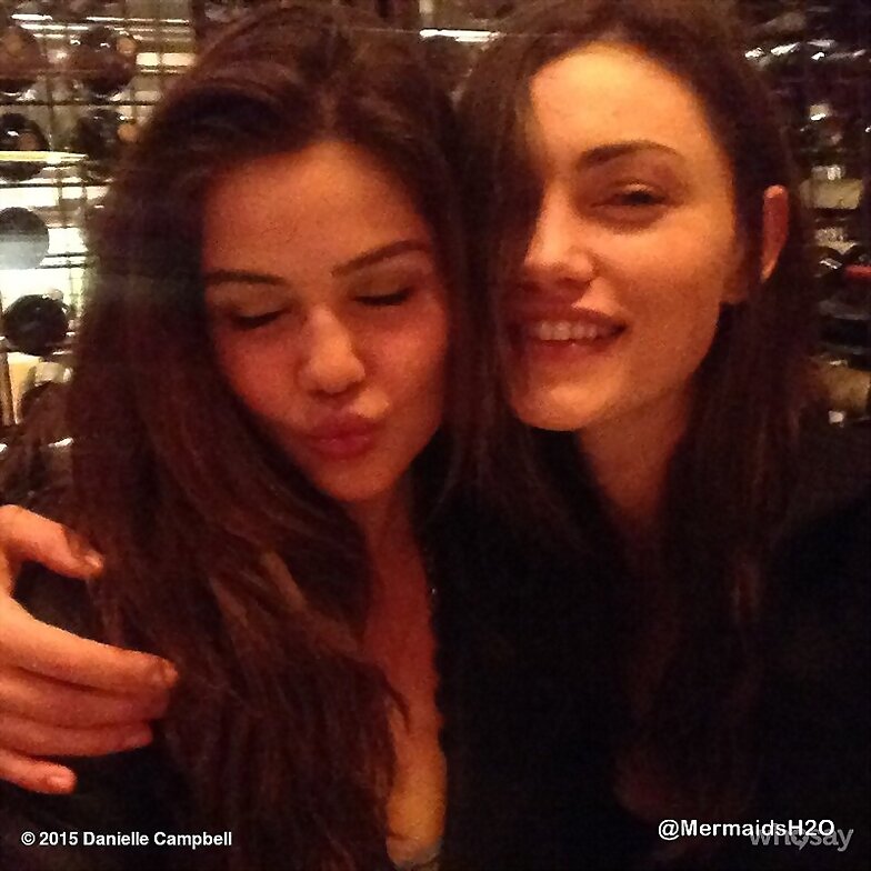 Danielle Campbell y Phoebe Tonkin