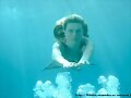 Bella Hartley nadando por el mar