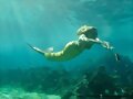 Bella Hartley nadando por el mar