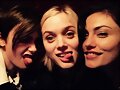 Phoebe Tonkin con Lily Collins