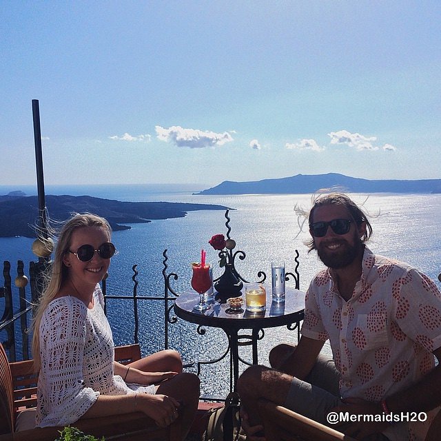 Cleo Massey y su novio en Santorini
