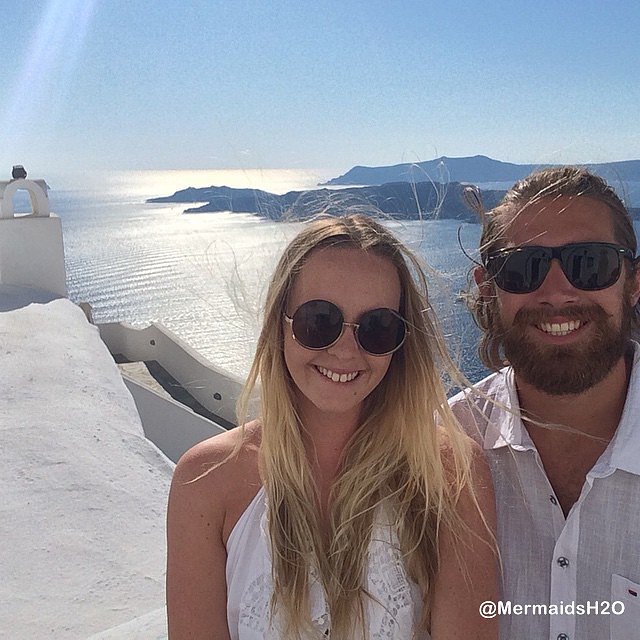 Cleo Massey y su novio en Santorini