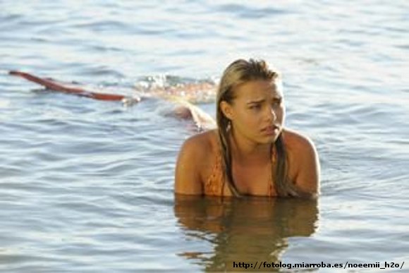 Bella Hartley en el agua