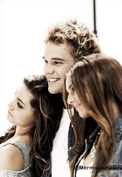 Phoebe Tonkin, Lincoln Lewis & Caitlin Stasey
