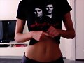 Phoebe Tonkin con la camiseta The Vampire Diaries