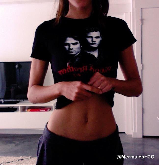 Phoebe Tonkin con la camiseta The Vampire Diaries