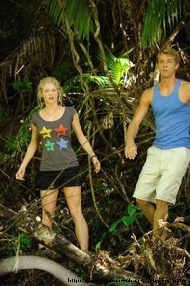 Rikki y Will en la Isla d Mako escapándose de Ryan