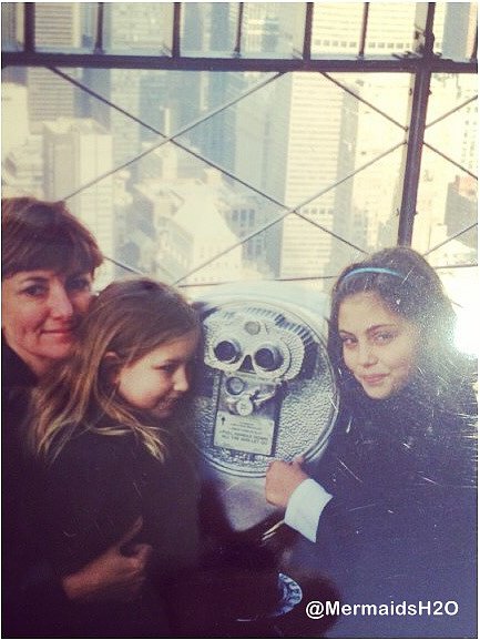 Phoebe Tonkin pequeña con su hermana Abby y madre