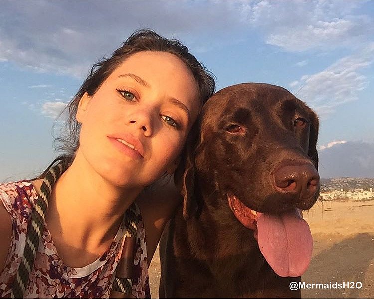 Allie Bertram y su perro Charles