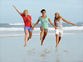 Las tres chicas saltando en la playa!!