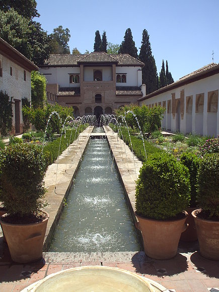 Fuente en el jardin de la Alhambra