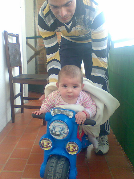 Gabriela,y su aficion por las motos.
