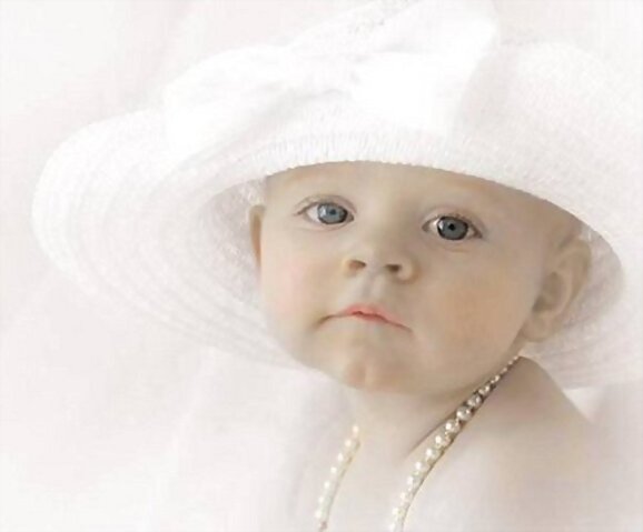 nena con sombrero