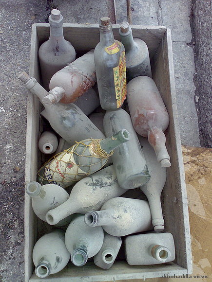 cajón de botellas viejas