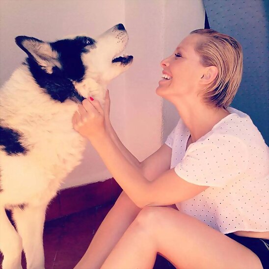 HOY JUEVES 4-12-2014, FOTO DE SORAYA CON SU PERRO