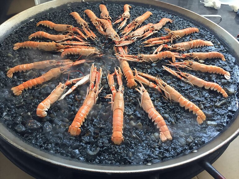 Hoy comemos arroz negro con alioli